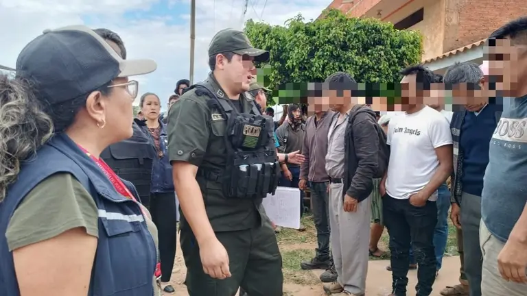 Algunas personas arrestadas que fueron liberadas tras la intervenci&oacute;n en Mairana. DEFENSORIA DEL PUEBLO.
