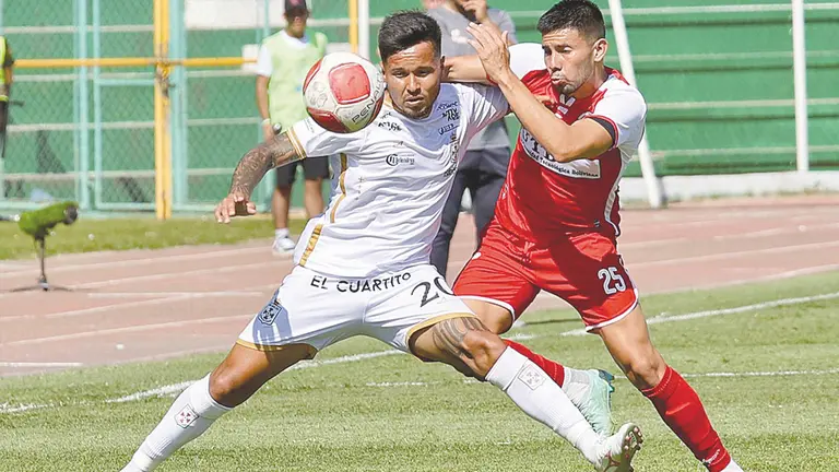 Una jugada de lo que fue el empate de FC Universitario ante Real Santa Cruz en el Ram&oacute;n Aguilera Costas. / APG