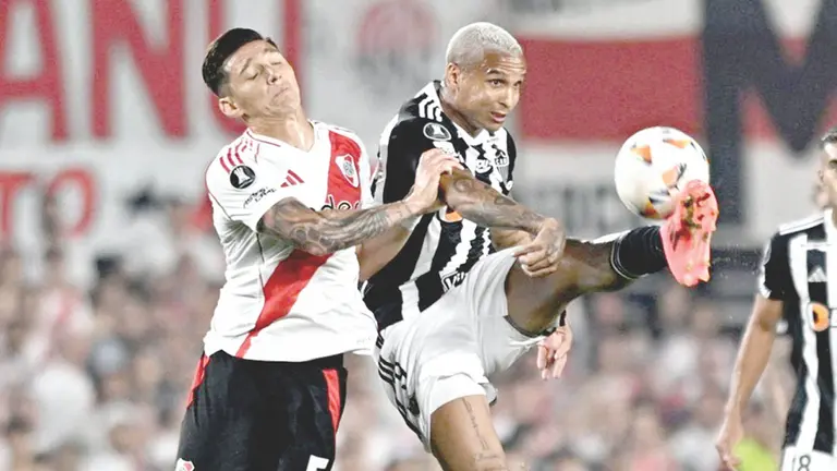 Una jugada de lo que fue el empate de River y Mineiro en el Monumental para que el Galo avanzara a la final. / CONMEBOL LIBERTADORES