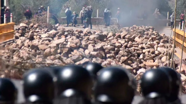Efectivos policiales en el puente de Parotani. Dico Sol&iacute;s