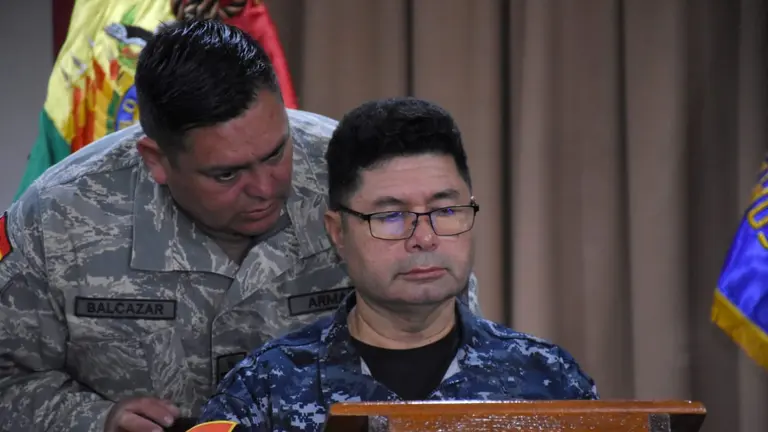 El comandante de las FFAA, general Gerardo Zabala, ha conminado a los sectores afines a Evo Morales a que depongan actitudes hostiles tras la toma del Regimiento Maraza, en Villa Tunari (Cochabamba). APG
