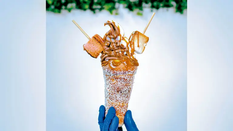 Rollo de canela artesanal, relleno de chocolate y manjar. / DICO SOL&Iacute;S