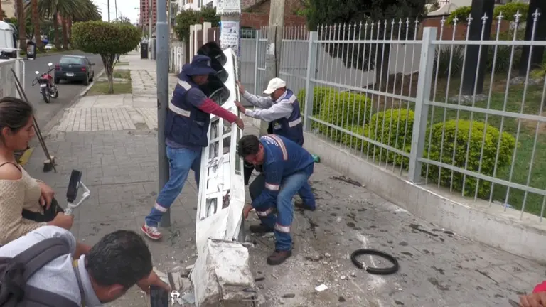 Personal municipal inspecciona los da&ntilde;os al sem&aacute;foro en la avenida Am&eacute;rica y Libertador Bol&iacute;var, este 3 de noviembre. GAMC