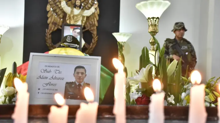 Velan el cuerpo del subteniente Alain &Aacute;lvarez en el Comando de la Polic&iacute;a de Cochabamba. DICO SOL&Iacute;S