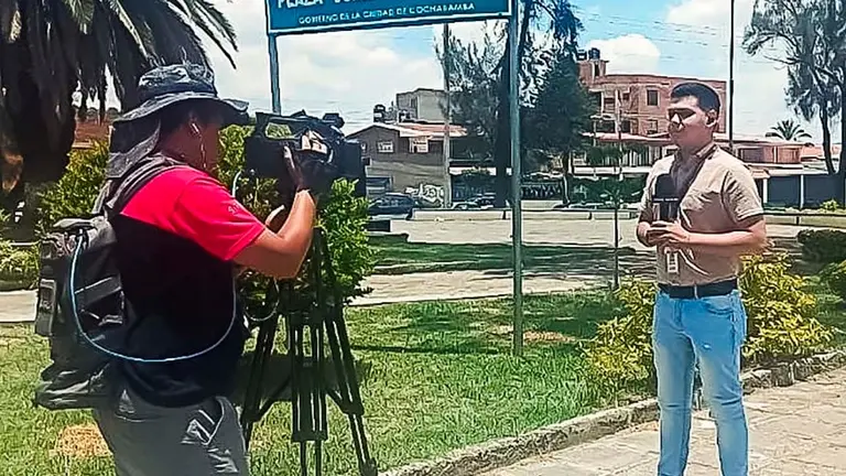 El periodista al momento de ejercer sus funciones. Cortes&iacute;a