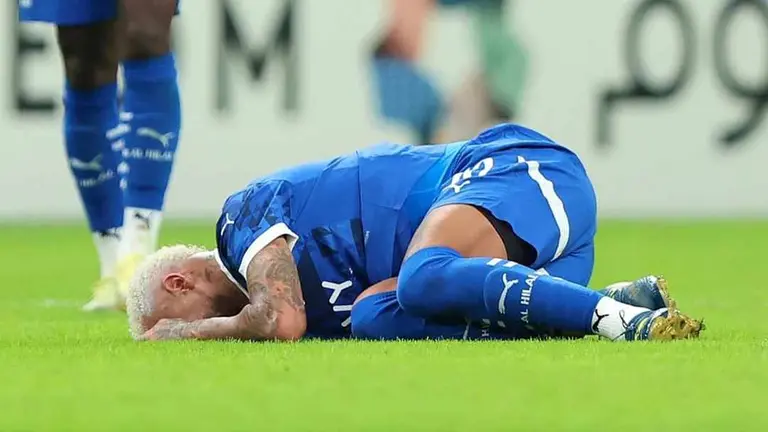Neymar vuelve a sentir molestias físicas. TELEMUNDO DEPORTES.