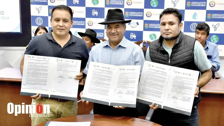 El alcalde de Omereque, Darwin Vera; el gobernador Humberto S&aacute;nchez; y el alcalde de San Benito, Jhamil Rodr&iacute;guez, ayer./ DICO SOL&Iacute;S
