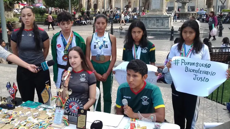 Atletas excluidos de la beca "Sue&ntilde;o Bicentenario". MAURICIO GARC&Iacute;A.
