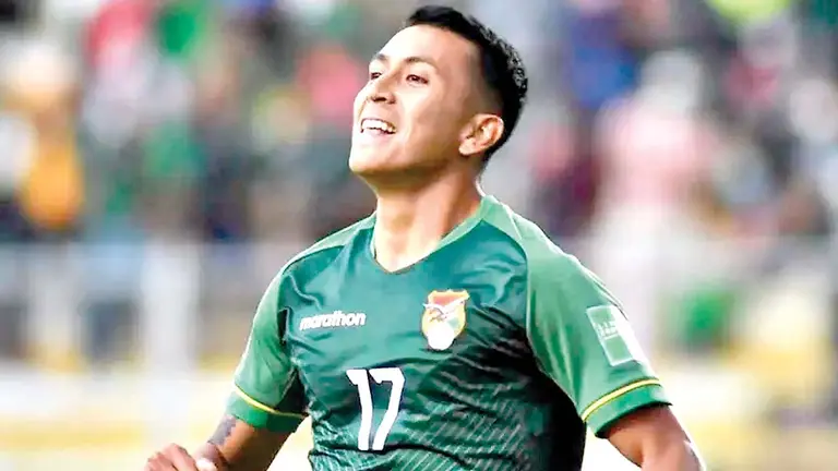 Roberto Fern&aacute;ndez festeja una conquista en la Verde./ EL FUTBOLERO