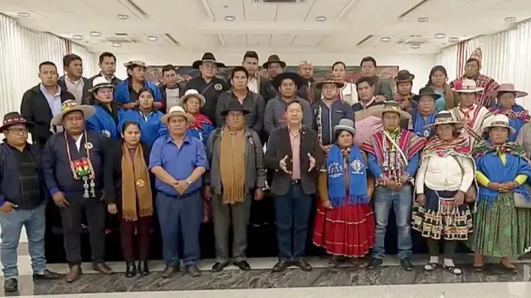 El presidente Luis Arce durante un mensaje junto a dirigentes del Pacto de Unidad./ ERBOL