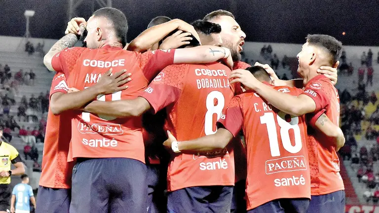 Futbolistas aviadores, durante un cotejo anterior./ DICO SOL&Iacute;S