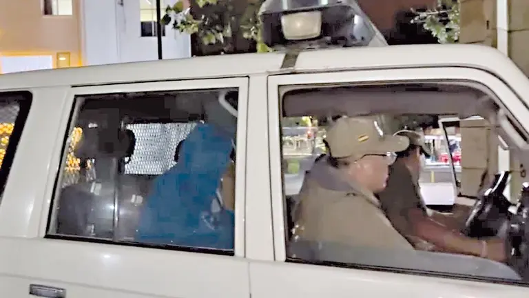 La adolescente procesada por tentativa de feminicidio en una patrulla policial./ MARCO SANABRIA/ATB