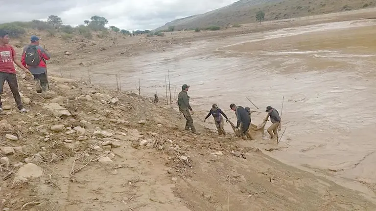Rescatan los cuerpos de las v&iacute;ctimas./ RADIO GLOBAL SUCRE