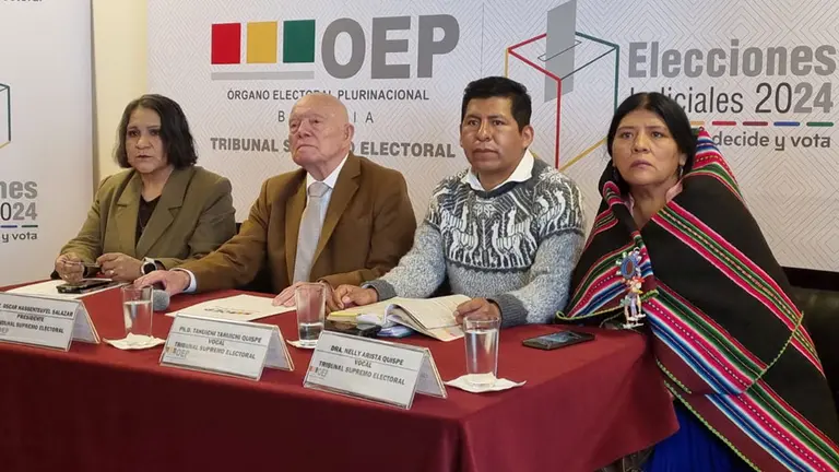 Autoridades del TSE, en conferencia de prensa.  ERBOL