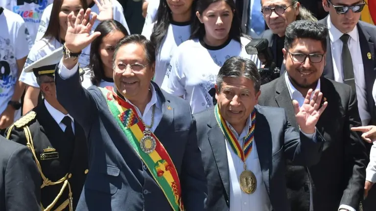 El presidente Luis Arce arrib&oacute; a la c&eacute;ntrica plaza pace&ntilde;a, acompa&ntilde;ado del vicepresidente, David Choquehuanca. APG