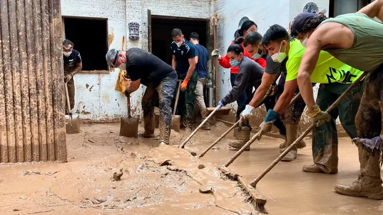 Grupo de personas limpiando las calles de Valencia afectadas por la DANA. Luis Enrique Velasco