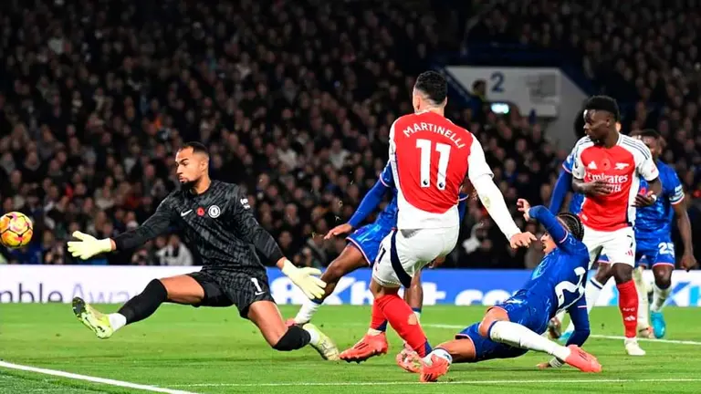 Una jugada del partido que empataron Blues y Gunners en el Stamford Bridge. FACEBOOK ARSENAL