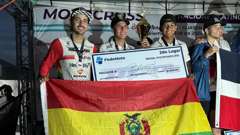 Equipo Bolivia de motociclismo que logro el segundo lugar en Guatemala. Daniel Nosiglia.