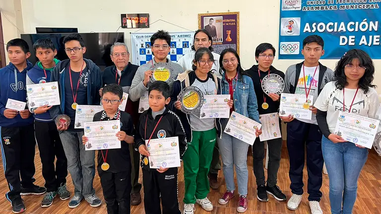 Foto de los premiados tras el torneo realizado./ FBA