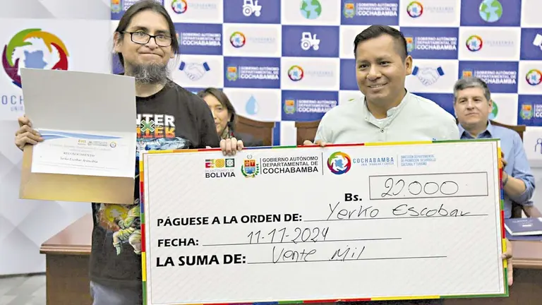 Entrega de reconocimiento a uno de los ganadores de los Premios Departamentales de Literatura 2024./ GOBERNACI&Oacute;N DE COCHABAMBA