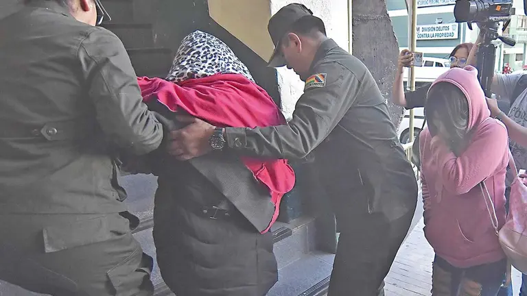 La madre de los ni&ntilde;os fallecidos es detenida./ APG