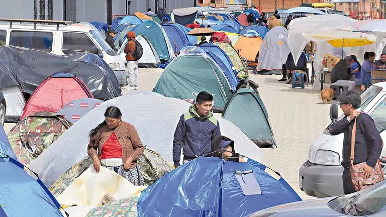 Una imagen de las filas de la afici&oacute;n en El Alto./ APG