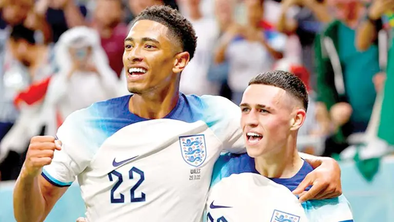 Bellingham y Foden celebran una conquista inglesa./ EL CLAR&Iacute;N