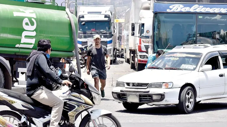 Las filas por combustible continúan en los surtidores./ NOÉ PORTUGAL