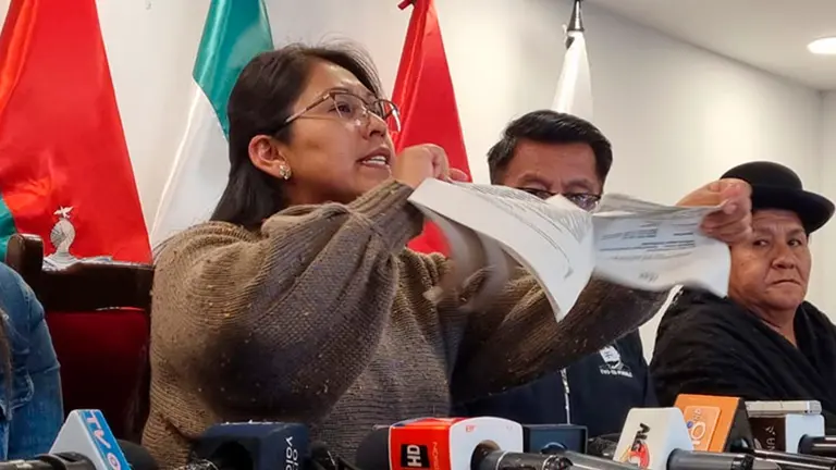 La diputada Quispe rompe la sentencia del TCP./ ERBOL.
