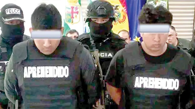 Jeremy V.P. (izquierda), presunto autor intelectual del crimen, y Valuis Flores (derecha), autor material confeso./ POLIC&Iacute;A