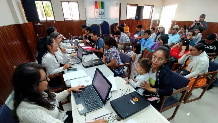 Inicio de los tr&aacute;mites de excusas para quienes no pueden ser jurados electorales en el TED de Cochabamba. DICO SOL&Iacute;S