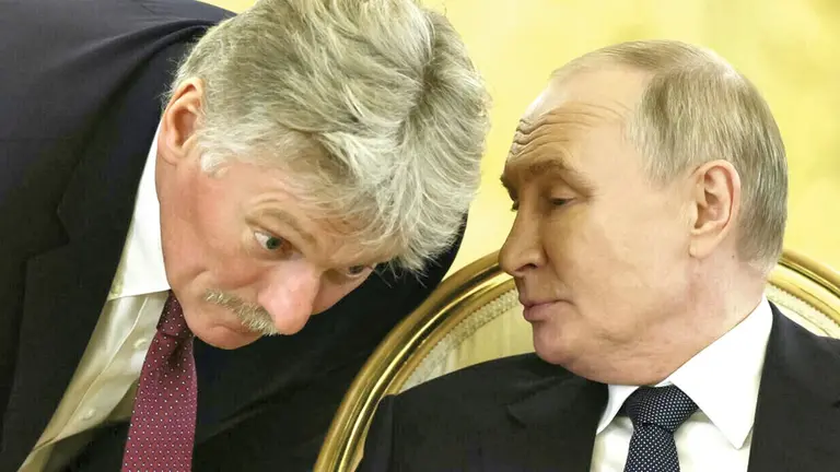 Dmitri Peskov, portavoz del gobierno ruso, junto al presidente Vladimir Putin./ RRSS