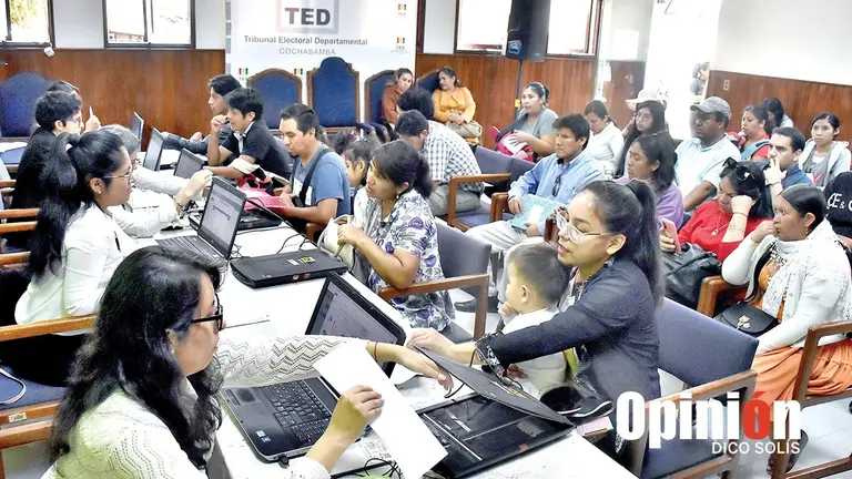 Ciudadanos presentan excusas en el TED Cochabamba. / DICO SOL&Iacute;S