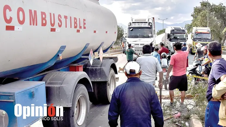 Filas para acceder al combustible./ DICO SOL&Iacute;S