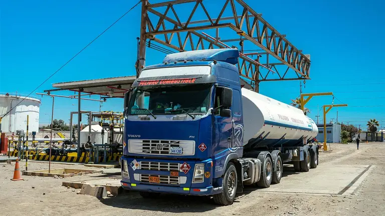 Imagen referencial sobre una cisterna que transporta combustible./ YPFB