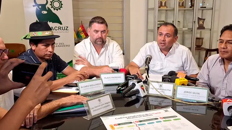 Autoridades ganaderas y del Gobierno en la reuni&oacute;n por las exportaciones de carne. TOMADA DE ERBOL