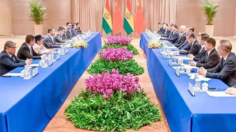 La reunión de las comitivas de Bolivia y China en Río de Janeiro./ LUIS ARCE