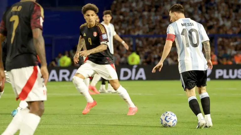 Una jugada del partido entre Argentina vs Per&uacute;./ AFA
