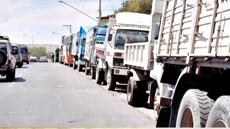 Filas por di&eacute;sel en Cochabamba./ DICO SOL&Iacute;S