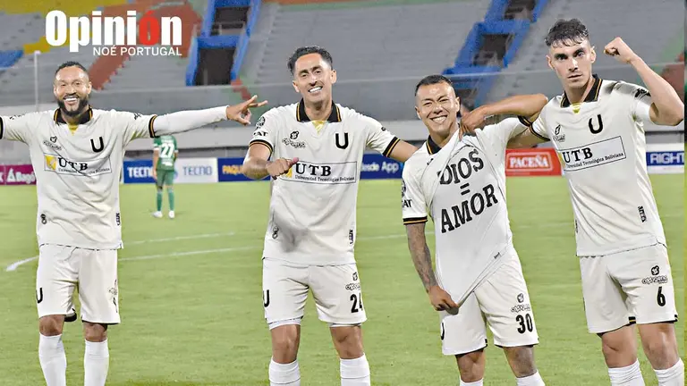 Futbolistas de FC Universitario de Vinto celebran una conquista en el Félix Capriles./ NOÉ PORTUGAL