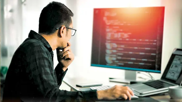 Los encargados de programar  software son profesionales  que se dedican a escribir el código que permite el funcionamiento  de los sistemas informáticos y aplicaciones./ AGENCIAS