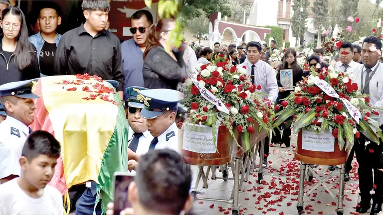 Familiares y amigos acompa&ntilde;aron el f&eacute;retro del militar Juan Carlos Rom&aacute;n hasta su &uacute;ltima morada (i). Los cuerpos de los hermanos Thadhashy y Auristela 
llegaron al Cementerio General de Cochabamba (d)./ DICO SOL&Iacute;S -APG