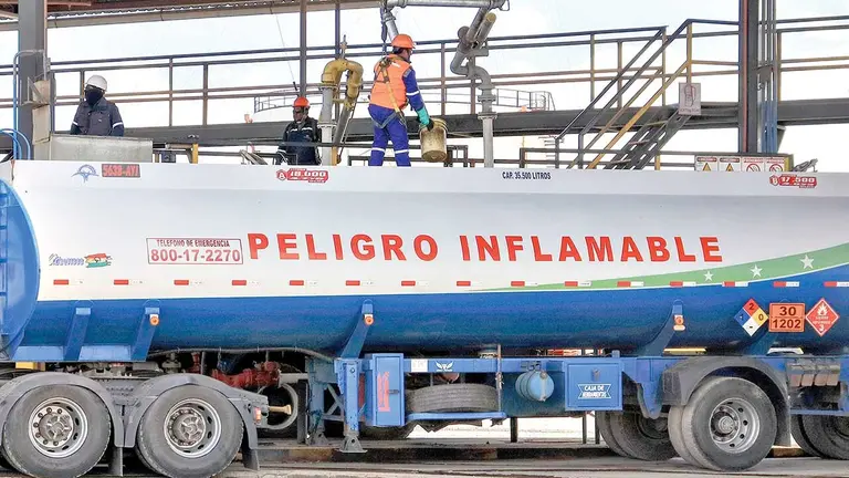Un carro cisterna lleva combustible importado para el abastecimiento en Bolivia./ APG