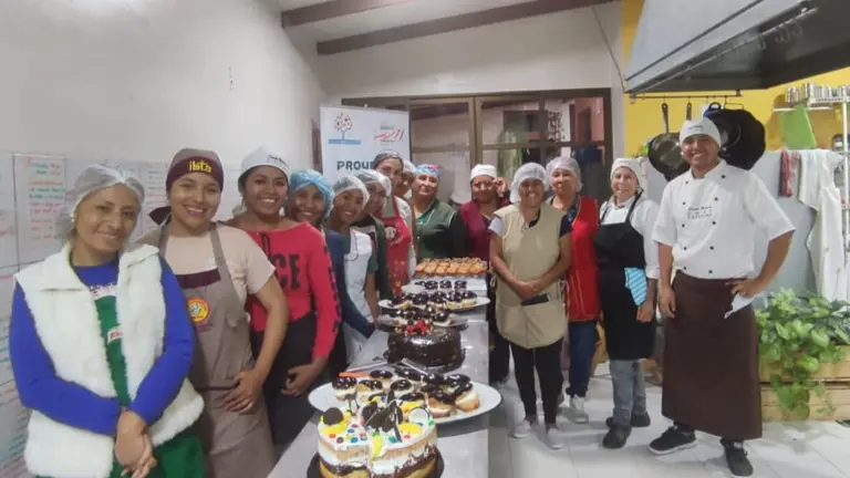 Las mujeres participantes de los cursos de formaci&oacute;n. FUNDACI&Oacute;N KALLPA