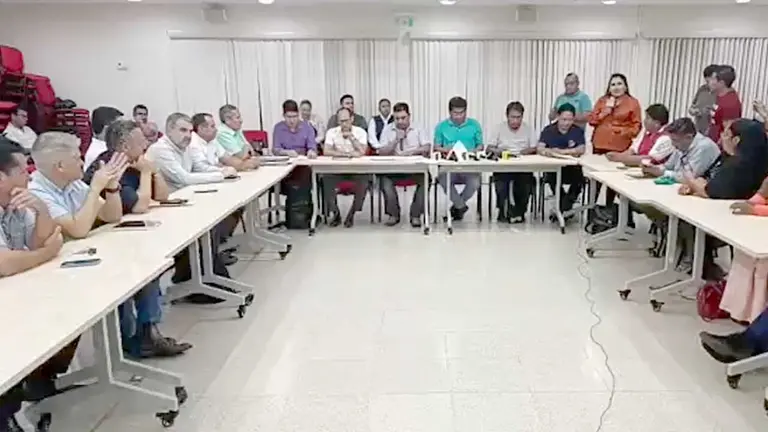 Representantes del sector ganadero, Gobierno y Contracabol reunidos./ ERBOL