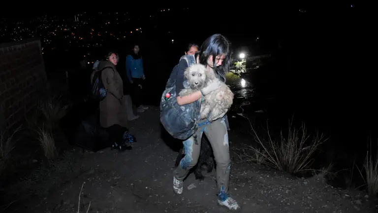 Una persona es evacuada de la zona de Bajo Llojeta debido a la mazamorra. APG