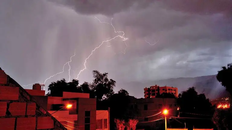 Una tormenta el&eacute;ctrica en la ciudad de Cochabamba./ DICO SOL&Iacute;S