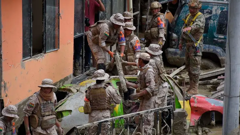 Efectivos militares coadyuvan en el rescate