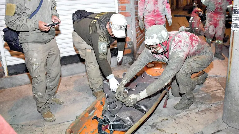 El equipo de bomberos que encontr&oacute; el cuerpo de la ni&ntilde;a Camila debajo la mazamorra./ APG