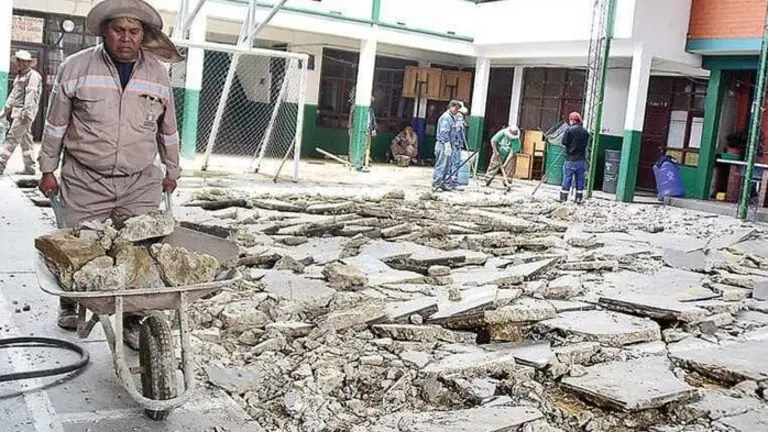 Obreros realizan trabajos de refacci&oacute;n en un establecimiento educativo, en una gesti&oacute;n pasada. CR&Eacute;DITO: ARCHIVO